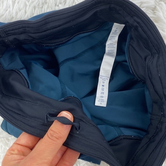 Lululemon Hotty Hot Short (Naked 4") Submarine / Black - Picture 5 of 6